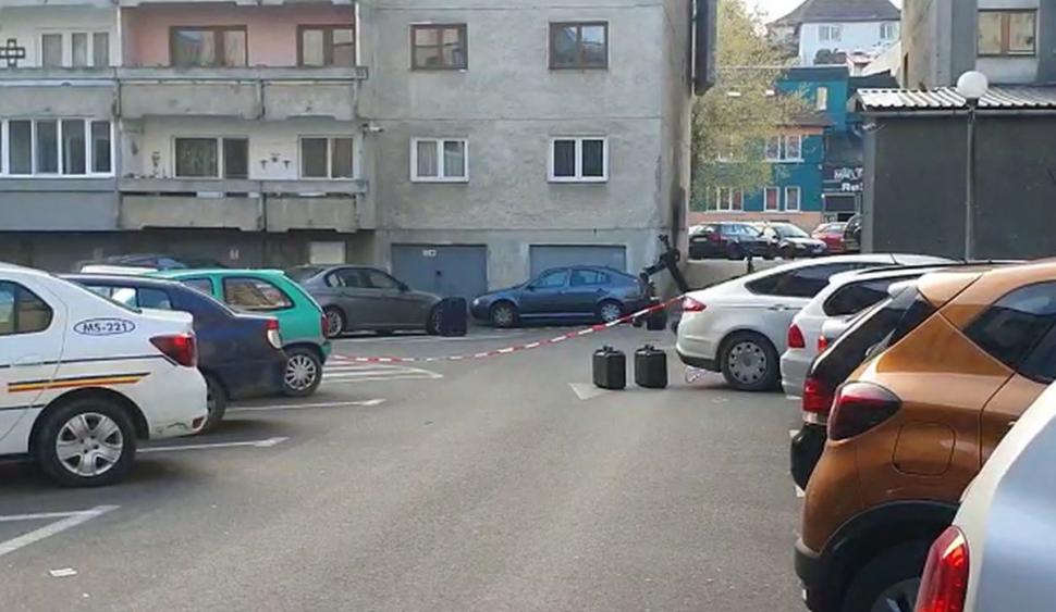 Colet suspect, lângă o maşină din parcarea unei policlinici din Târgu Mureș 761408