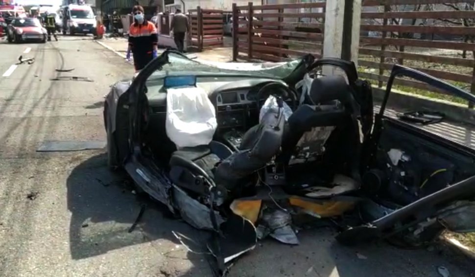 O maşină cu volan pe dreapta s-a rupt în două, într-un accident mortal la Rădăuţi