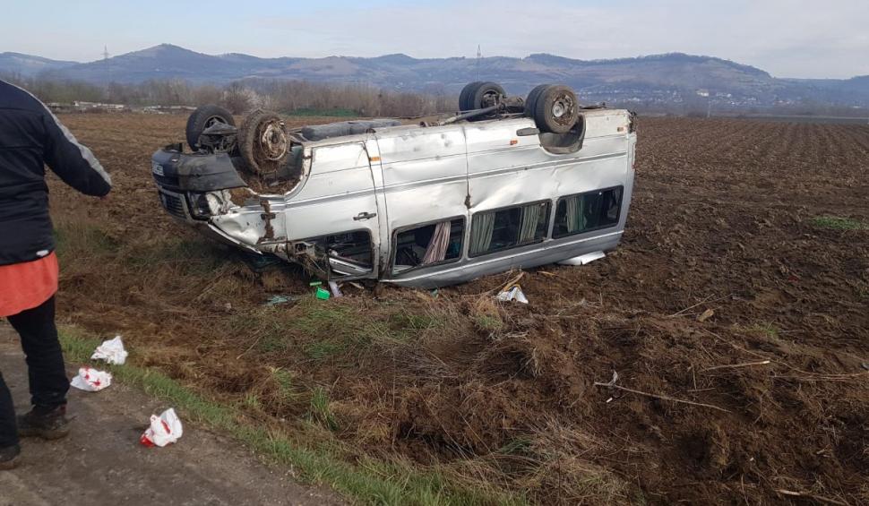 Un microbuz cu 12 persoane, printre care un copil de 5 ani, s-a răsturnat la Sibiu 761412