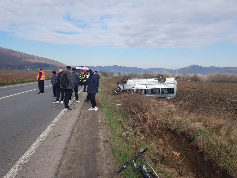 Un microbuz cu 12 persoane, printre care un copil de 5 ani, s-a răsturnat la Sibiu 761413