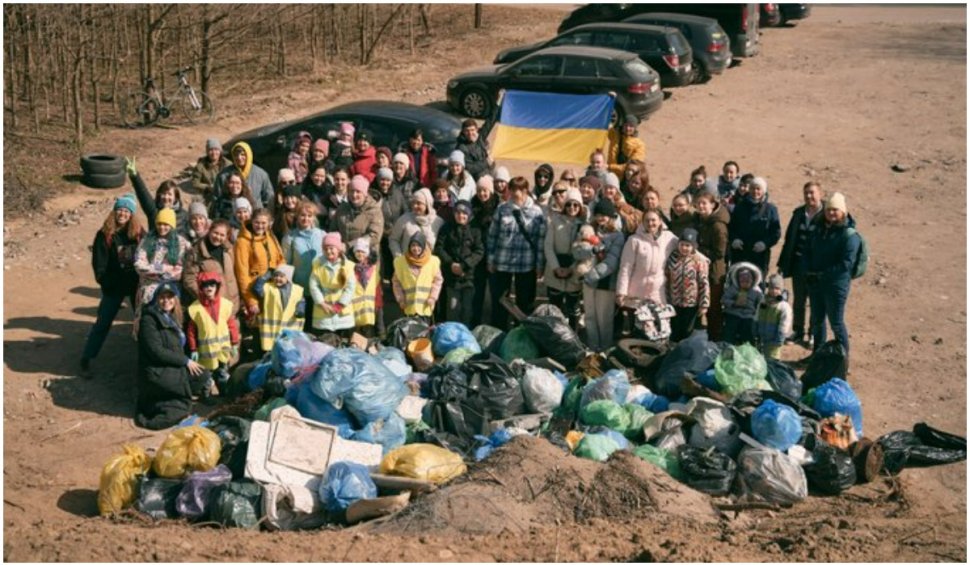Ucrainenii curăță parcurile din Polonia drept mulțumire pentru ospitalitatea cu care au fost primiți