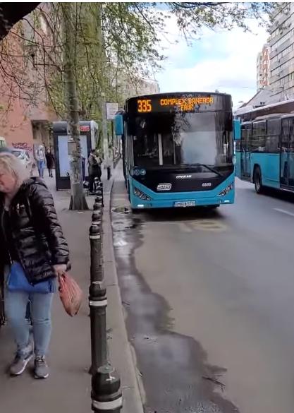 Un șofer STB a blocat călătorii în autobuz, apoi a luat la bătaie un biciclist, în București 761574