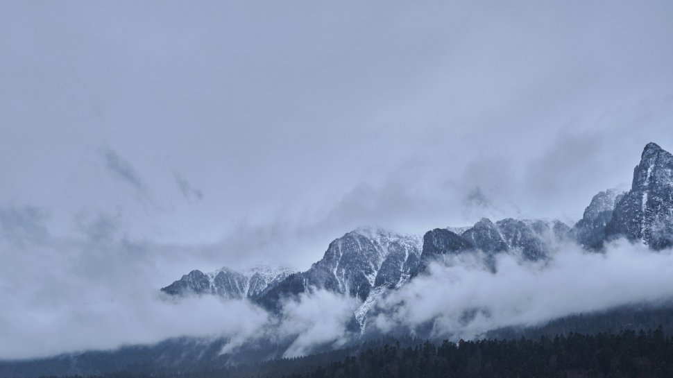Alertă pentru turiștii aflați în Munții Bucegi, risc însemnat de avalanșă. Avertismentul meteorologilor