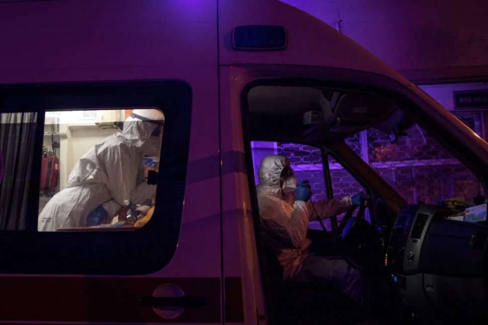 Un bătrân mort în ambulanță avea în buzunare peste 300.000 de euro și cheile de la un Ferrari, în Italia