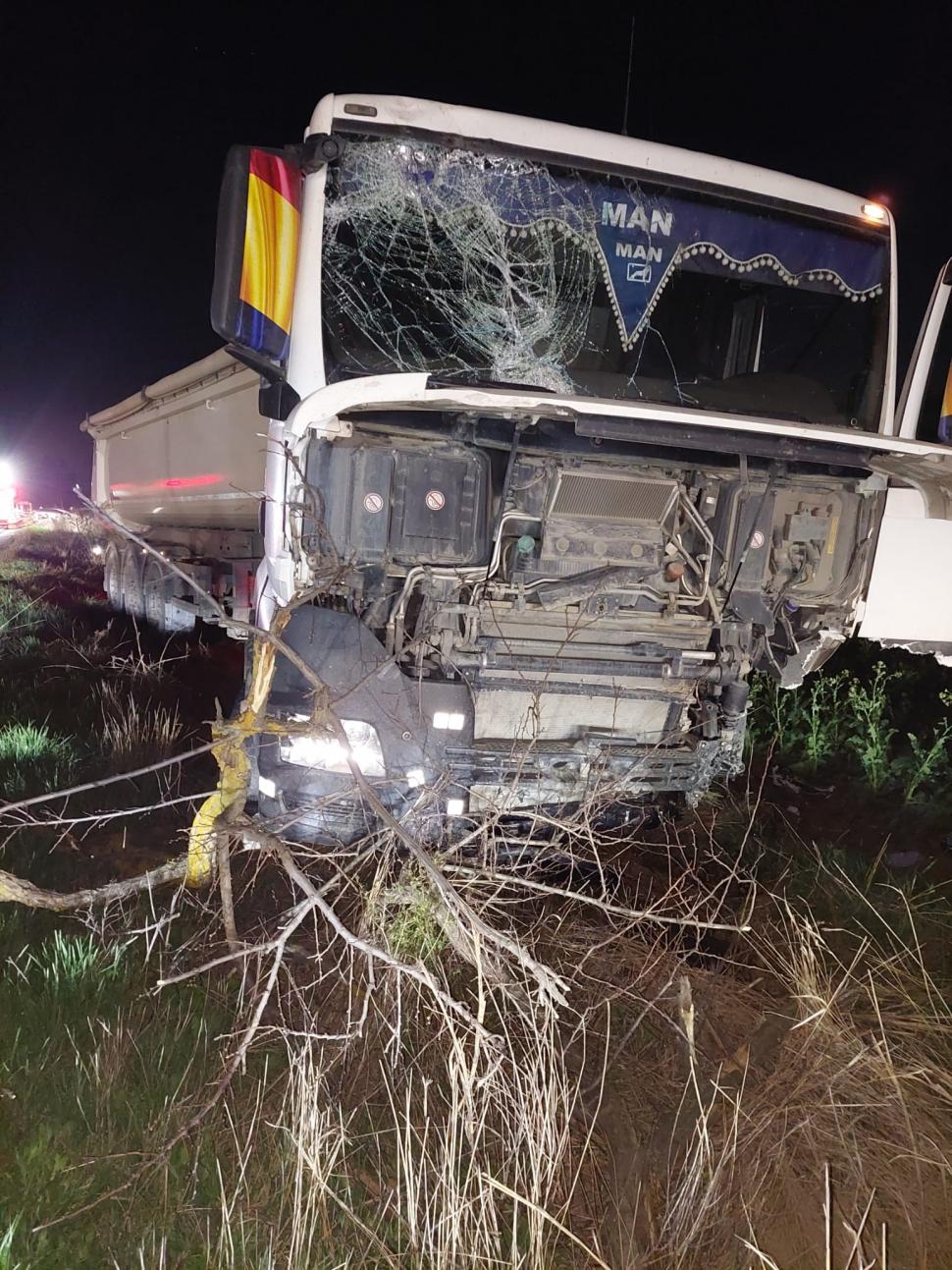 O femeie de 38 de ani a murit după ce maşina ei a fost zdrobită de două TIR-uri în Ialomiţa pe DN2 între localitățile Movilița și Sinești 761892