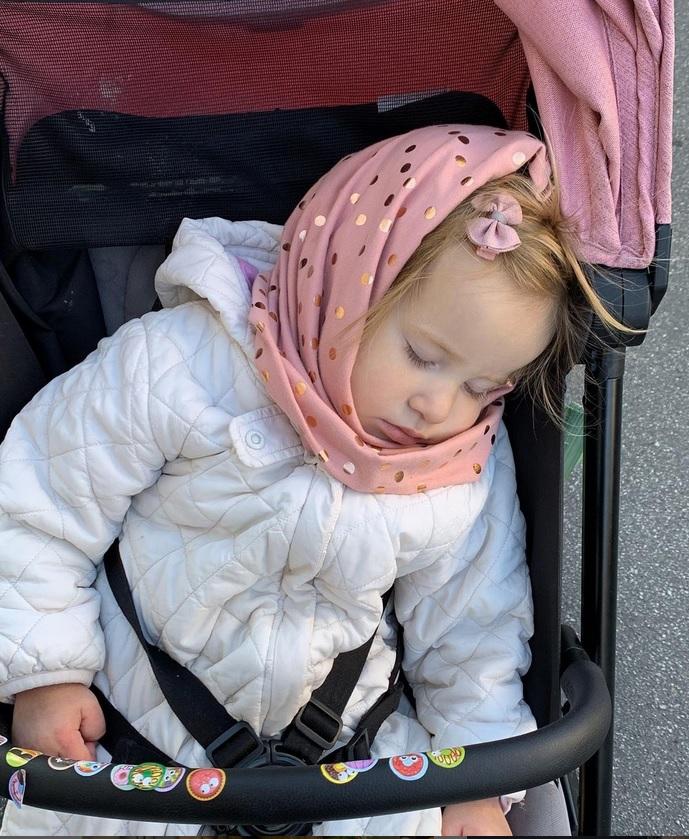 Fetița ucraineană pe spatele căreia mama a scris datele de contact a ajuns în Franța, după ce a trecut prin România: ”Ne-am temut că nu va afla niciodată cine este” 761801