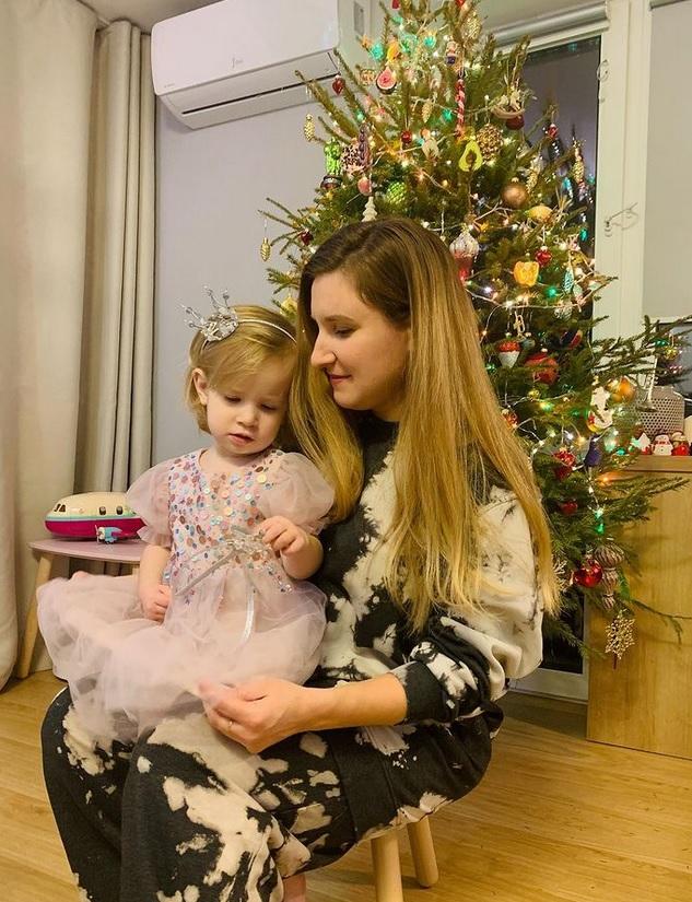 Fetița ucraineană pe spatele căreia mama a scris datele de contact a ajuns în Franța, după ce a trecut prin România: ”Ne-am temut că nu va afla niciodată cine este” 761802