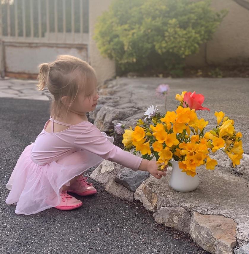 Fetița ucraineană pe spatele căreia mama a scris datele de contact a ajuns în Franța, după ce a trecut prin România: ”Ne-am temut că nu va afla niciodată cine este” 761803