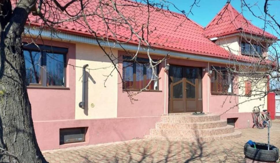 Un pompier din Vrancea a adăpostit o familie rămasă fără casă, după ce misiunea de intervenţie s-a încheiat: ”Crezi că putem face ceva pentru ei?” 761901