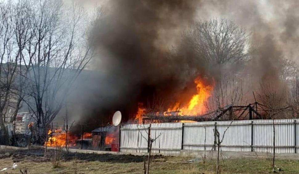 Un pompier din Vrancea a adăpostit o familie rămasă fără casă, după ce misiunea de intervenţie s-a încheiat: ”Crezi că putem face ceva pentru ei?” 761902