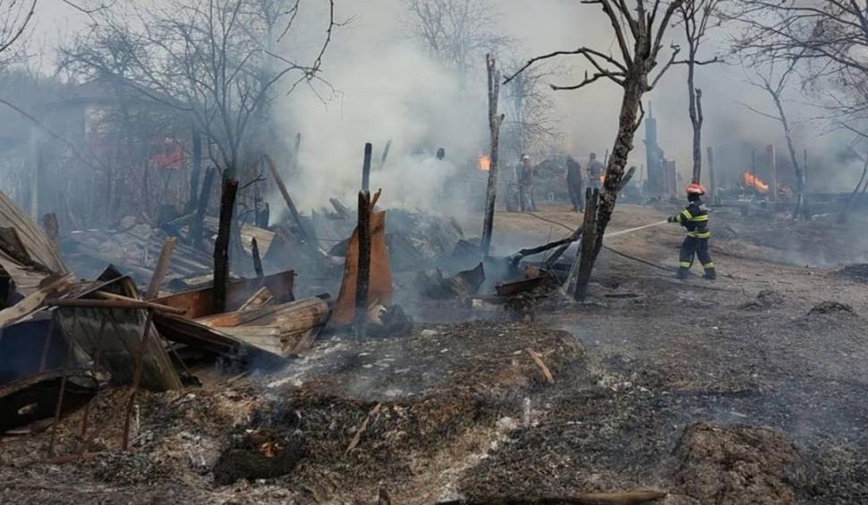 Un pompier din Vrancea a adăpostit o familie rămasă fără casă, după ce misiunea de intervenţie s-a încheiat: ”Crezi că putem face ceva pentru ei?” 761903