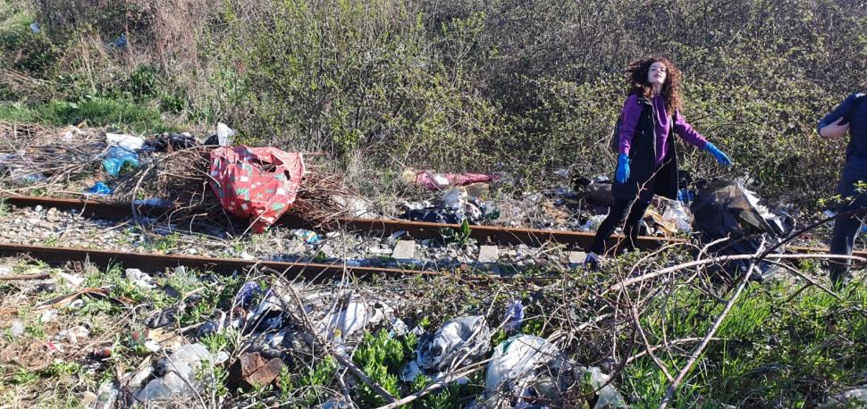 CFR a demarat o campanie de curățenie pe calea ferată. Mii de feroviari strâng gunoaie și îngrijesc spațiile verzi 762071