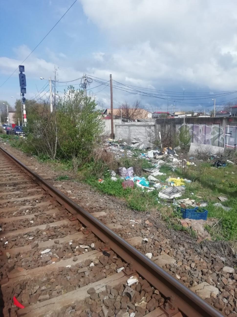 CFR a demarat o campanie de curățenie pe calea ferată. Mii de feroviari strâng gunoaie și îngrijesc spațiile verzi 762073