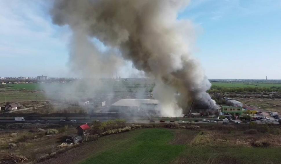 Incendiu de proporții la marginea Timișoarei, cu pericol de extindere la un depozit de azotat de amoniu. Locuitorii au fost avertizați prin mesaj RO-Alert 762062