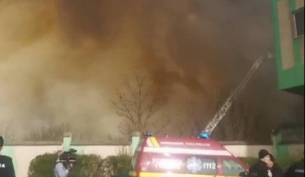 Incendiu de proporții la marginea Timișoarei, cu pericol de extindere la un depozit de azotat de amoniu. Locuitorii au fost avertizați prin mesaj RO-Alert 762065