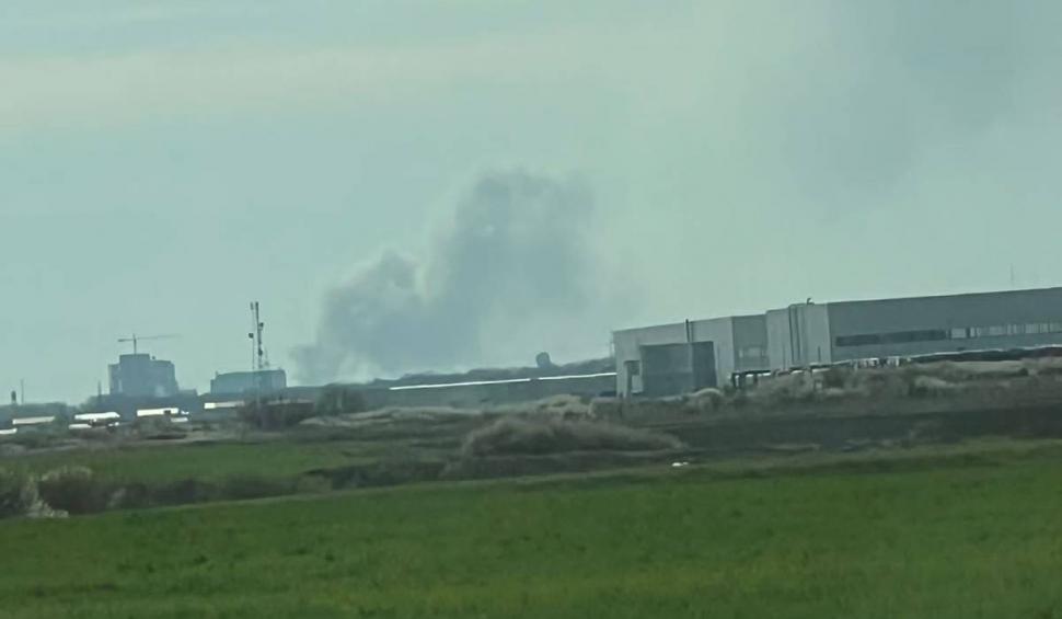 Incendiu de proporții la marginea Timișoarei, cu pericol de extindere la un depozit de azotat de amoniu. Locuitorii au fost avertizați prin mesaj RO-Alert 762066