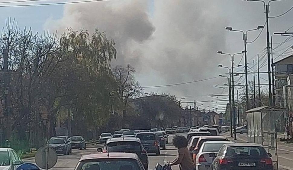 Incendiu de proporții la marginea Timișoarei, cu pericol de extindere la un depozit de azotat de amoniu. Locuitorii au fost avertizați prin mesaj RO-Alert 762067