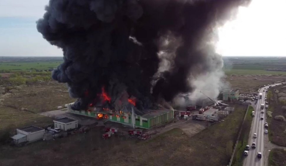 Incendiu de proporții la marginea Timișoarei, cu pericol de extindere la un depozit de azotat de amoniu. Locuitorii au fost avertizați prin mesaj RO-Alert