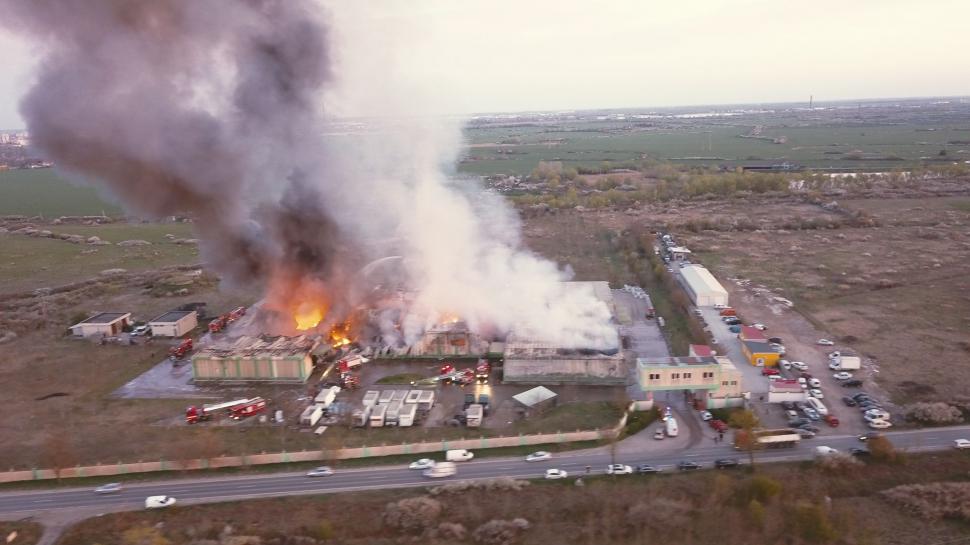 Incendiu de proporții la marginea Timișoarei, cu pericol de extindere la un depozit de azotat de amoniu. Locuitorii au fost avertizați prin mesaj RO-Alert 762091