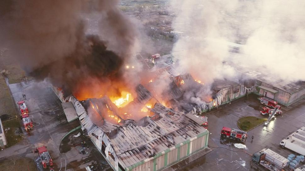 Incendiu de proporții la marginea Timișoarei, cu pericol de extindere la un depozit de azotat de amoniu. Locuitorii au fost avertizați prin mesaj RO-Alert 762092