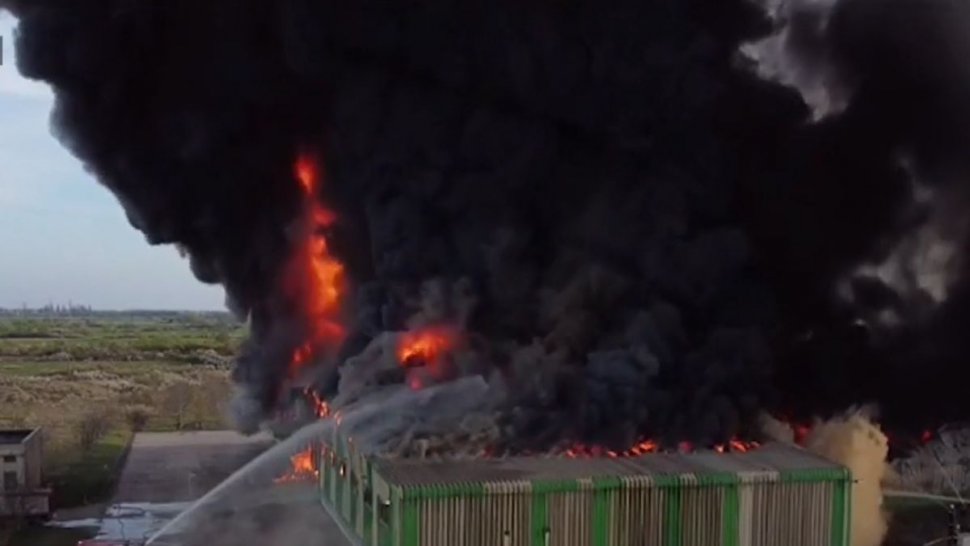 Incendiul de la fosta fabrica de ţigări a afaceristului fugar Zaher Iskandarani, stins după 7 ore