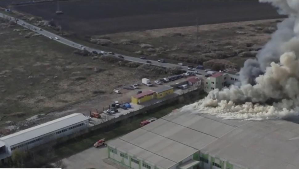 Incendiul de la fosta fabrica de ţigări a afaceristului fugar Zaher Iskandarani, stins după 7 ore 762135