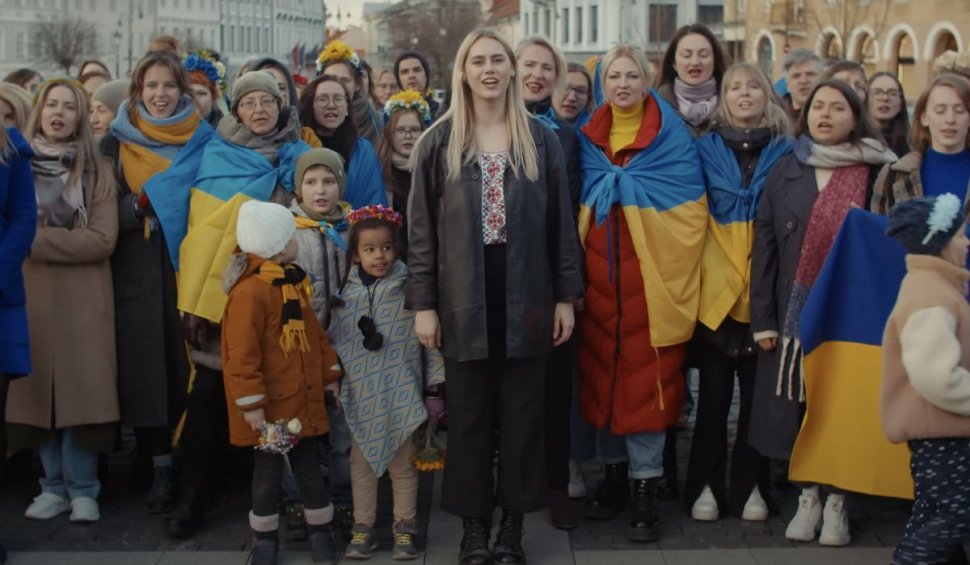 Tânără refugiată din Ucraina, moment emoționant pe străzile din Vilnius: A cântat alături de 300 de lituanieni