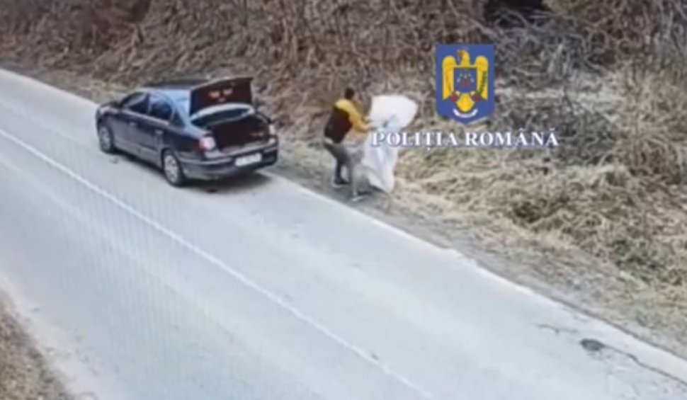 Tânăr filmat când aruncă un câine închis într-un sac de rafie pe marginea unui drum din Neamţ
