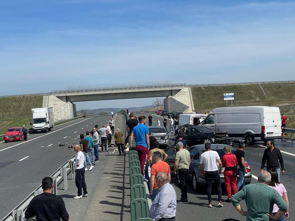 Trei oameni, printre care şi un copil de doi ani, au murit într-un accident cu şase maşini pe autostrada A1, lângă Margina în Timiş 762236
