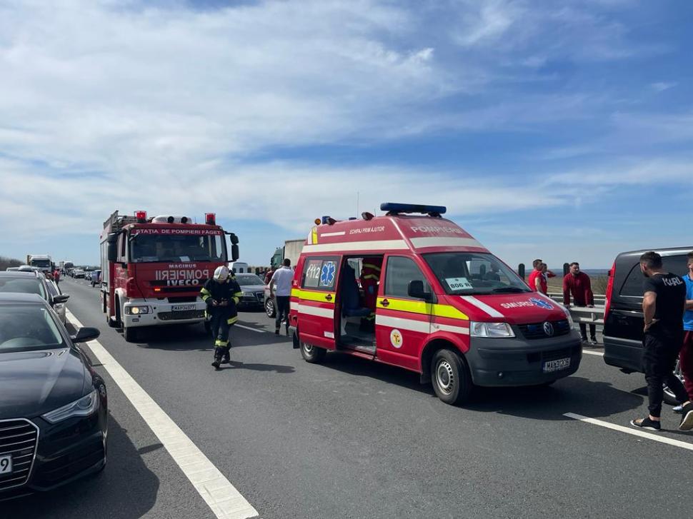 Trei oameni, printre care şi un copil de doi ani, au murit într-un accident cu şase maşini pe autostrada A1, lângă Margina în Timiş 762237