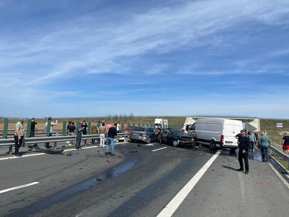 Trei oameni, printre care şi un copil de doi ani, au murit într-un accident cu şase maşini pe autostrada A1, lângă Margina în Timiş 762238