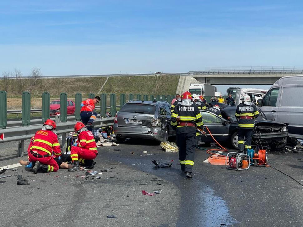 Trei oameni, printre care şi un copil de doi ani, au murit într-un accident cu şase maşini pe autostrada A1, lângă Margina în Timiş 762239