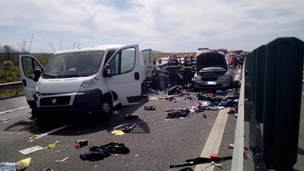 Trei oameni, printre care şi un copil de doi ani, au murit într-un accident cu şase maşini pe autostrada A1, lângă Margina în Timiş 762240