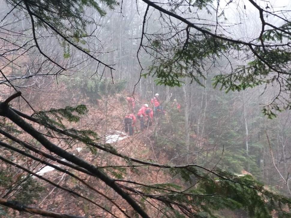 Băiat de 18 ani, în hipotermie și cu fractură gravă, după ce a căzut de pe o potecă, pe Valea Caraimanului. Salvamontiștii fac eforturi să îl salveze 762411