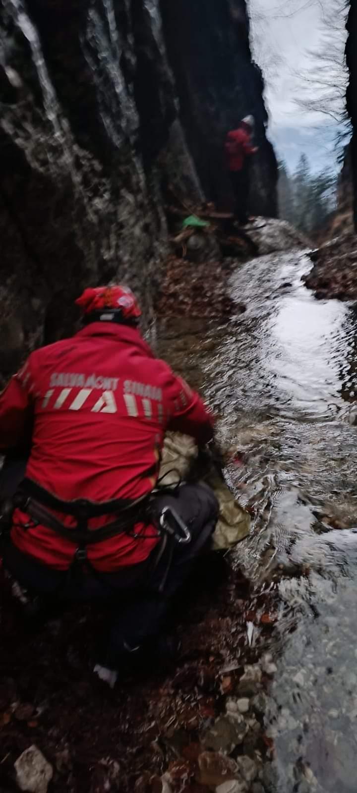Băiat de 18 ani, în hipotermie și cu fractură gravă, după ce a căzut de pe o potecă, pe Valea Caraimanului. Salvamontiștii fac eforturi să îl salveze 762413