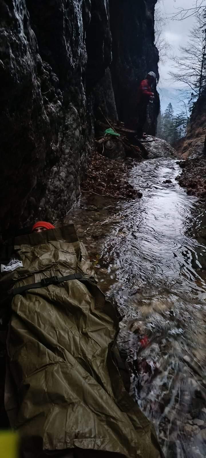 Băiat de 18 ani, în hipotermie și cu fractură gravă, după ce a căzut de pe o potecă, pe Valea Caraimanului. Salvamontiștii fac eforturi să îl salveze 762414
