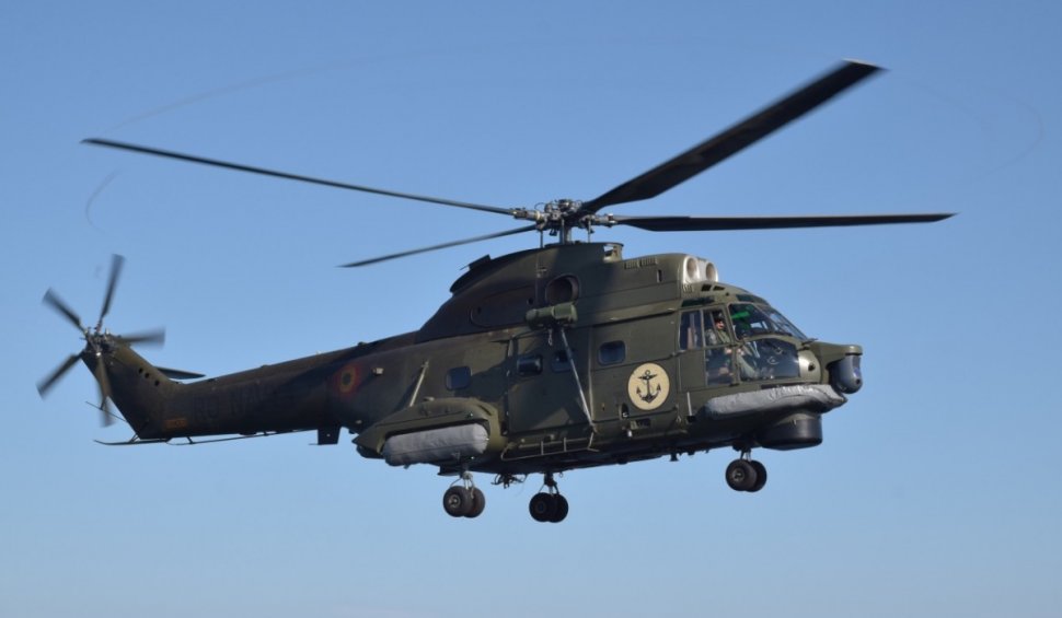 Un elicopter al Forțelor Navale Române caută mine în Marea Neagră