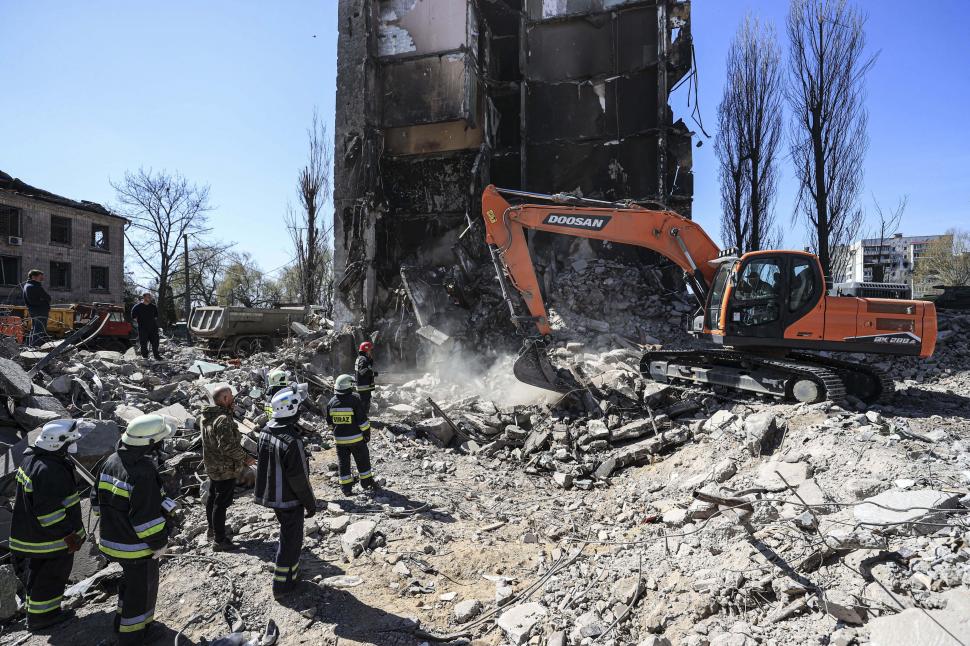 Ce au lăsat rușii în urmă, după ce n-au reușit să captureze Kievul: aproape 1.000 de cadavre de civili, mulți purtând banderole albe 762343