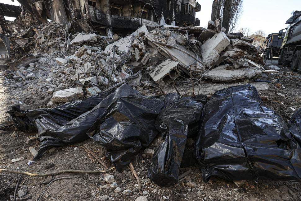 Ce au lăsat rușii în urmă, după ce n-au reușit să captureze Kievul: aproape 1.000 de cadavre de civili, mulți purtând banderole albe 762345