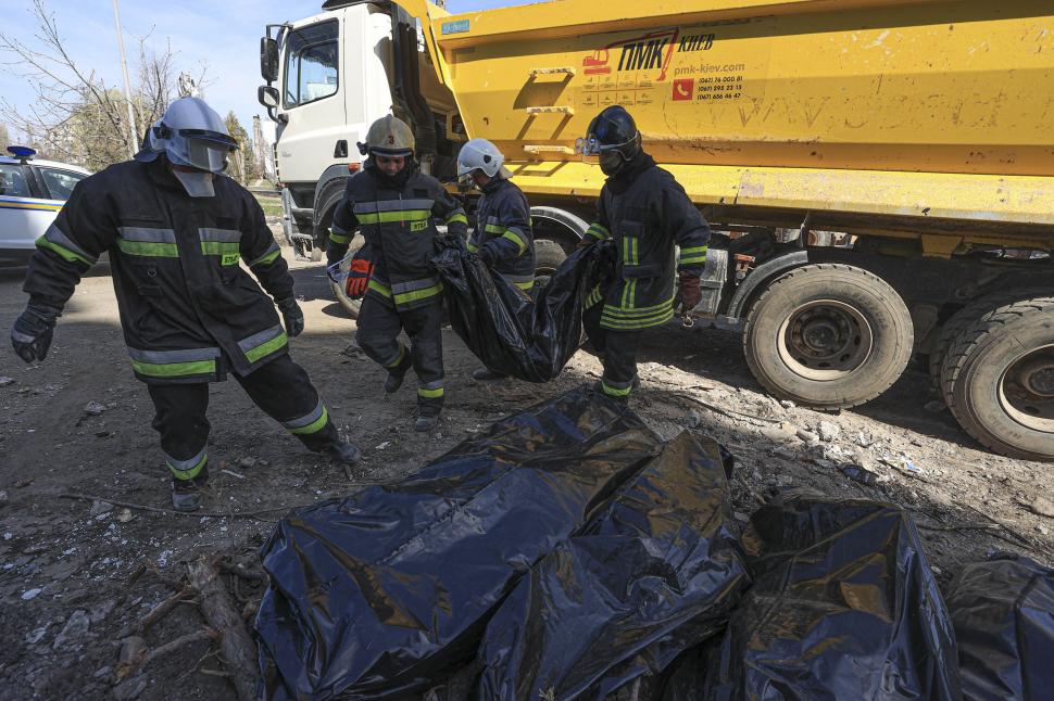 Ce au lăsat rușii în urmă, după ce n-au reușit să captureze Kievul: aproape 1.000 de cadavre de civili, mulți purtând banderole albe 762346