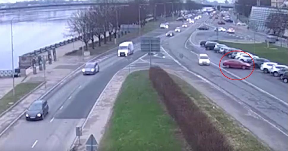 O mașină fără șofer a ieșit cu spatele din parcare și a traversat o șosea cu patru benzi circulate. Unde s-a sfârșit traseul ei prin Riga 762360