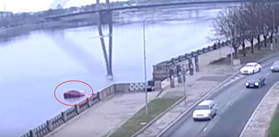 O mașină fără șofer a ieșit cu spatele din parcare și a traversat o șosea cu patru benzi circulate. Unde s-a sfârșit traseul ei prin Riga 762362