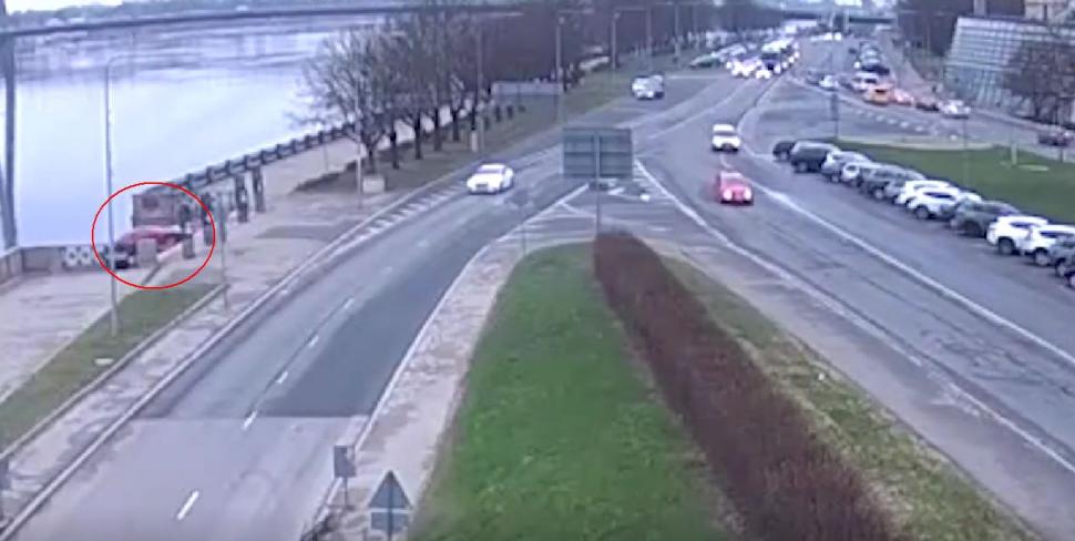 O mașină fără șofer a ieșit cu spatele din parcare și a traversat o șosea cu patru benzi circulate. Unde s-a sfârșit traseul ei prin Riga 762363