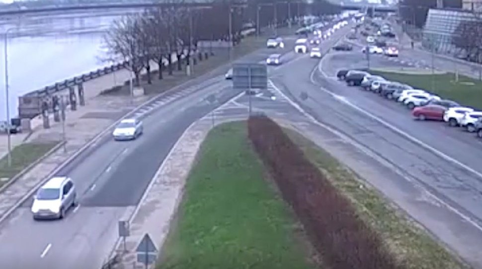O mașină fără șofer a ieșit cu spatele din parcare și a traversat o șosea cu patru benzi circulate. Unde s-a sfârșit traseul ei prin Riga