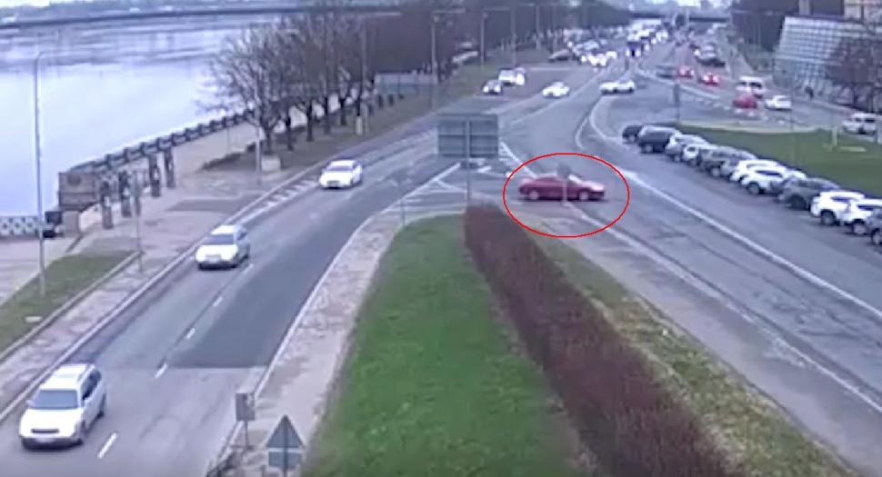 O mașină fără șofer a ieșit cu spatele din parcare și a traversat o șosea cu patru benzi circulate. Unde s-a sfârșit traseul ei prin Riga 762365