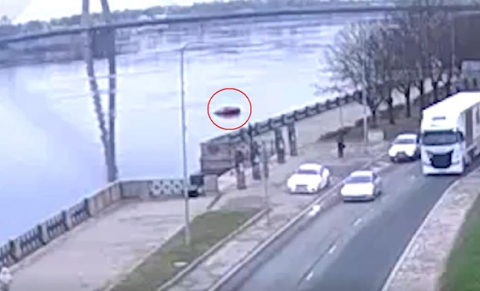 O mașină fără șofer a ieșit cu spatele din parcare și a traversat o șosea cu patru benzi circulate. Unde s-a sfârșit traseul ei prin Riga 762367