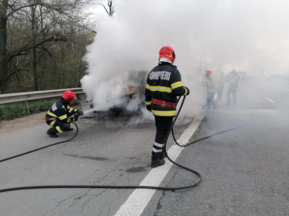 O mașină s-a făcut scrum pe autostrada A1. Trafic blocat pe sensul spre București 762405