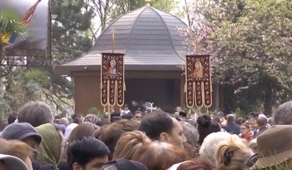 Mii de credincioși la procesiunea de Florii din Capitală. O mie de preoți sfințesc ramuri de salcie pentru pelerinii din București