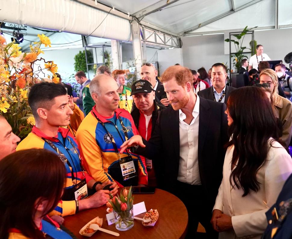 Prințul Harry și Meghan Markle, întâlnire cu militarii români de la Jocurile Invictus 2022: "Au făcut cunoştinţă cu umorul românesc" 762418
