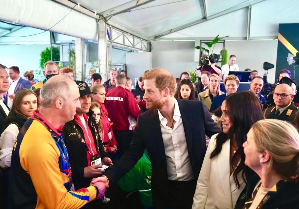 Prințul Harry și Meghan Markle, întâlnire cu militarii români de la Jocurile Invictus 2022: "Au făcut cunoştinţă cu umorul românesc" 762419